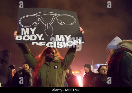 Gdansk, Polonia. Xvii gen, 2018. Le donne che protestavano durante il nero a protestare contro il divieto di aborto ed esigente dei diritti riproduttivi in Polonia. Gdansk, Polonia. 17 gennaio 2018: Credito Wojciech Strozyk/Alamy Live News Foto Stock