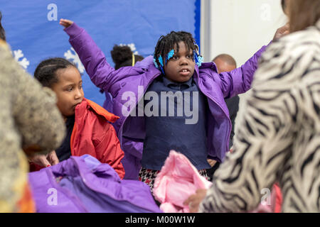 Detroit, Michigan, Stati Uniti d'America. Xvii gen, 2018. Hyundai Motor America distribuiti 1.000 cappotti invernali per scuole elementari e medie i bambini a Carstens Academy come parte della sua annuale riveste per il programma per bambini. Credito: Jim West/Alamy Live News Foto Stock