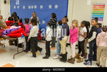 Detroit, Michigan, Stati Uniti d'America. Xvii gen, 2018. Hyundai Motor America distribuiti 1.000 cappotti invernali per scuole elementari e medie i bambini a Carstens Academy come parte della sua annuale riveste per il programma per bambini. Credito: Jim West/Alamy Live News Foto Stock