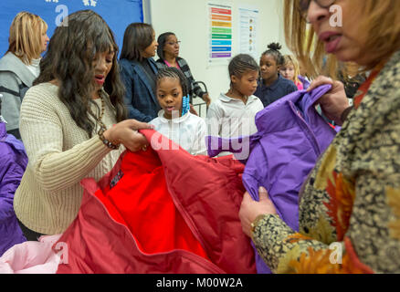 Detroit, Michigan, Stati Uniti d'America. Xvii gen, 2018. Hyundai Motor America distribuiti 1.000 cappotti invernali per scuole elementari e medie i bambini a Carstens Academy come parte della sua annuale riveste per il programma per bambini. Credito: Jim West/Alamy Live News Foto Stock