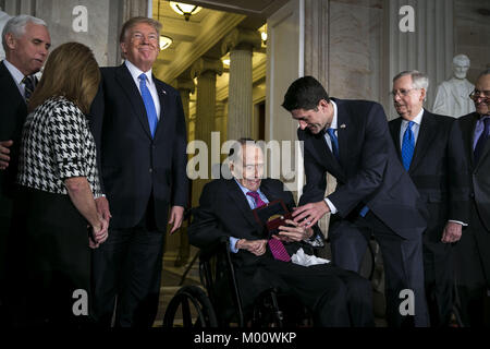 Gennaio 17, 2018 - Washington, Distretto di Columbia, Stati Uniti d'America - ex senatore Bob Dole è presentato con la Congressional Gold Medal, DA PARTE DEGLI STATI UNITI Altoparlante casa Paolo Ryan, un repubblicano del Wisconsin, presso l'U.S. Capitol, a Washington, DC, Stati Uniti, Mercoledì, Gennaio 17, 2018. Da sinistra: U.S. Vice Presidente Mike Pence, U.S. Presidente Donald Trump, Dole, Ryan, il leader della maggioranza del Senato Mitch McConnell, un repubblicano dal Kentucky, e Senato leader della minoranza Chuck Schumer, un democratico da New York. Fotografo: Al Drago/Bloomberg.Credit: Al Drago/Piscina via CNP (credito Immagine: © Al Drago Foto Stock