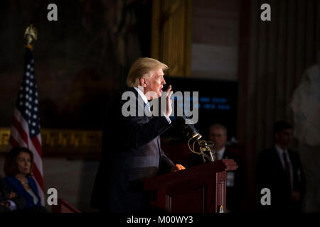 Washington DC, Stati Uniti d'America. Xvii gen, 2018. Stati Uniti Presidente Donald Trump parla durante un Congressional Gold Medal Ceremony per ex senatore Bob Dole, in Washington, DC, Stati Uniti, Mercoledì, Gennaio 17, 2018. Credito: MediaPunch Inc/Alamy Live News Foto Stock