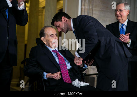 Washington DC, Stati Uniti d'America. Xvii gen, 2018. Ex Senatore Bob Dole è presentato con la Congressional Gold Medal, DA PARTE DEGLI STATI UNITI Altoparlante casa Paolo Ryan, un repubblicano del Wisconsin, presso l'U.S. Capitol, a Washington, DC, Stati Uniti, Mercoledì, Gennaio 17, 2018. A destra è il leader della maggioranza del Senato Mitch McConnell, un repubblicano dal Kentucky. Credito: MediaPunch Inc/Alamy Live News Foto Stock