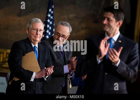 Washington DC, Stati Uniti d'America. Xvii gen, 2018. Il leader della maggioranza del senato Mitch McConnell, un repubblicano dal Kentucky, Senato leader della minoranza Chuck Schumer, un democratico da New York, Stati Uniti Altoparlante casa Paolo Ryan, un repubblicano del Wisconsin, applaudire durante un Congressional Gold Medal Ceremony per ex senatore Bob Dole, in Washington, DC, Stati Uniti, Mercoledì, Gennaio 17, 2018. Credito: MediaPunch Inc/Alamy Live News Foto Stock