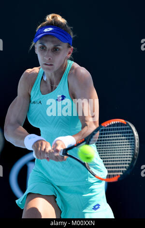 Melbourne, Australia. 18 gennaio, 2018. Lesia Tsurenko dell'Ucraina in azione contro la ventiseiesima seme Agnieszka RADWANSKA di Polonia in una seconda partita il giorno quattro del 2018 Australian Open Grand Slam torneo di tennis a Melbourne, Australia. Sydney bassa/Cal Sport Media/Alamy Live News Foto Stock