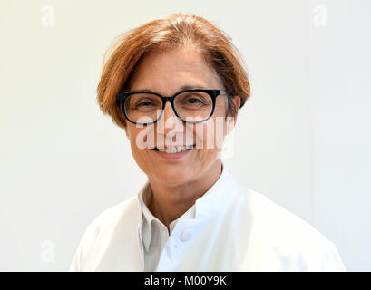 Hannover, Germania. 16 gennaio, 2018. Olga Kordonouri, medico in capo dei bambini e della gioventù ospedale Auf der Bult, sta in piedi di fronte ad un muro bianco a dei bambini e della gioventù ospedale Auf der Bult ad Hannover, Germania, 16 gennaio 2018. Credito: Holger Hollemann/dpa/Alamy Live News Foto Stock