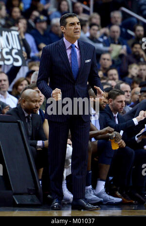 Washington, DC, Stati Uniti d'America. Xvii gen, 2018. 2018017 - Villanova head coach JAY WRIGHT dirige i suoi giocatori contro di Georgetown nel primo semestre a capitale una arena a Washington. Credito: Chuck Myers/ZUMA filo/Alamy Live News Foto Stock