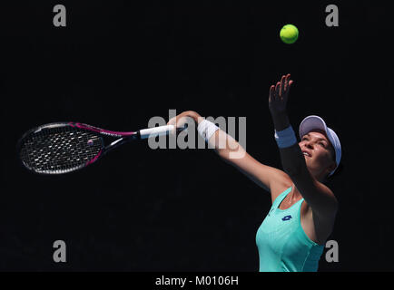 Melbourne, Australia. 18 gennaio, 2018. Agnieszka RADWANSKA di Polonia serve durante le Donne Singoli Secondo turno il match contro Lesia Tsurenko dell'Ucraina a Australian Open 2018 a Melbourne, Australia, Gennaio 18, 2018. Radwanska ha vinto 2-1. Credito: Bai Xuefei/Xinhua/Alamy Live News Foto Stock