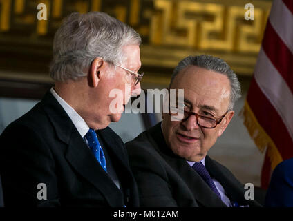 Il leader della maggioranza del senato Mitch McConnell, un repubblicano dal Kentucky, e Senato leader della minoranza Chuck Schumer, un democratico di New York, parlare durante una Congressional Gold Medal Ceremony per ex senatore Bob Dole, a Washington D.C., USA, Mercoledì, Gennaio 17, 2018. Fotografo: Al Drago/Bloomberg Credit: Al Drago / Pool via CNP - nessun filo SERVICE - foto: Al Drago e/o consolidato di Notizie Foto/Al Drago - Piscina via CNP Foto Stock