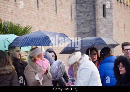 Cardiff, Regno Unito. 18 gennaio, 2018. La pioggia non mettere del pubblico in attesa di entrare in Castello di Cardiff davanti a Sua Altezza Reale il principe Henry del Galles e Meghan Markle la visita. Credito: Betania Shorey/Alamy Live News Foto Stock