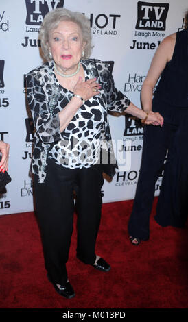 FILE: New York, Stati Uniti d'America.XIV Jun, 2011. Betty White assiste il TV Land " Hot in Cleveland' e 'felicemente divorziati' premiere party a Asellina al Gansevoort il 13 giugno 2011 a New York City. Persone: Betty White Credito: tempeste Media Group/Alamy Live News Foto Stock