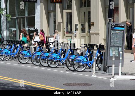 NEW YORK - 2 luglio: la gente a piedi passato Citibike noleggio di Sharing Station su 2 Luglio, 2013 a New York. Con 330 stazioni e 6.000 biciclette è uno di a Foto Stock