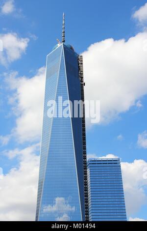 NEW YORK - luglio 4: One World Trade Center grattacielo su luglio 4, 2013 a New York. L'edificio sarà aperto all'inizio di 2014. È 541m di altezza. Foto Stock