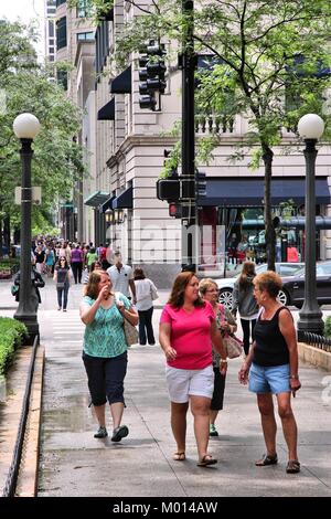 CHICAGO - 26 giugno: la gente a piedi il famoso Magnificent Mile di Michigan Avenue a giugno 26, 2013 a Chicago. È Chicago's grande destinazione per lo shopping Foto Stock