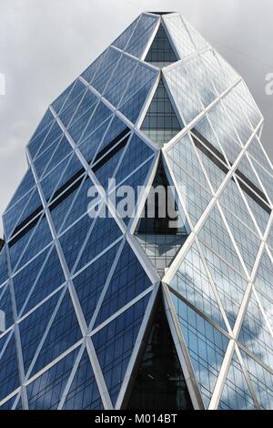 NEW YORK - luglio 4: Hearst Tower grattacielo su luglio 4, 2013 a New York. L'edificio è 182m di altezza ed è la sede mondiale di Hearst Corporation. Foto Stock