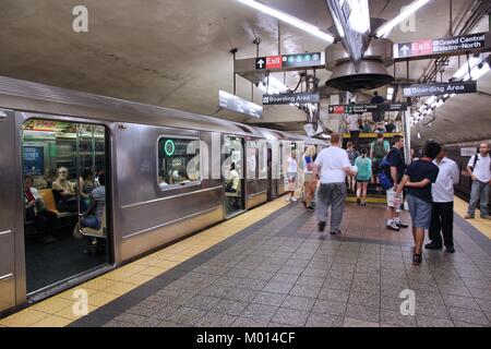 NEW YORK - 3 luglio: persone bordo treno alla Grand Central Terminal stazione della metropolitana su 3 Luglio, 2013 a New York. Con 1,67 miliardi di corse annuali, New York C Foto Stock