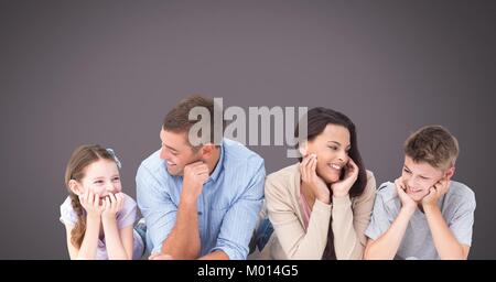 Famiglia ridere insieme con sfondo grigio Foto Stock