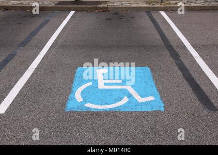 Parcheggio Disabili spot - infrastruttura di trasporto della segnaletica stradale. Foto Stock