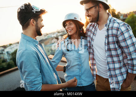 Happy amici ridendo e sorridendo all'aperto Foto Stock