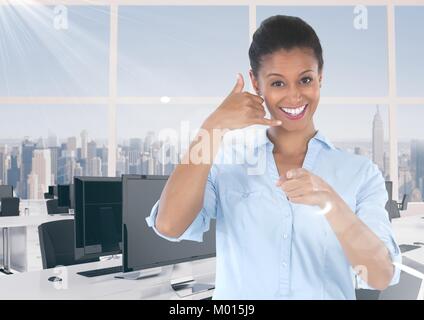 Donna in ufficio sorridente con anello mi segno Foto Stock