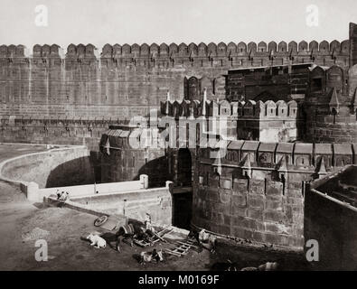 Delhi Gate, al Forte di Agra, India, 1870 Foto Stock