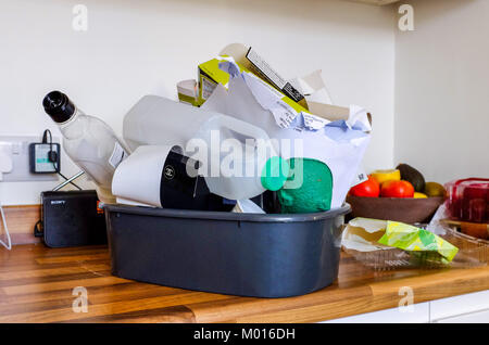 Domestico rifiuti domestici di cartone di bottiglie in plastica pronto per il riciclaggio in cucina Foto Stock