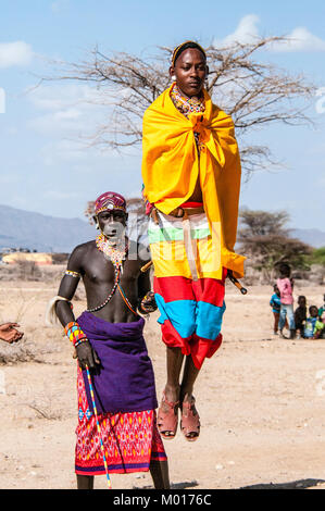 Samburu Maasai uomo o guerriero facendo la tradizionale danza di salto, Samburu, Kenya, Africa orientale Foto Stock