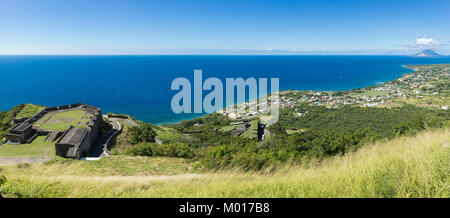 Panorama di St Kitts, compresi Brimstone fortezza e la riva del mare dei Caraibi. Foto Stock