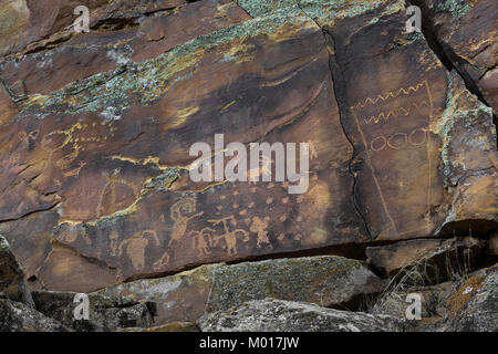 Kachinas, animali e una varietà di altri simboli raffigurati da antiche incisioni rupestri in Nine Mile Canyon dello Utah, Stati Uniti d'America Foto Stock