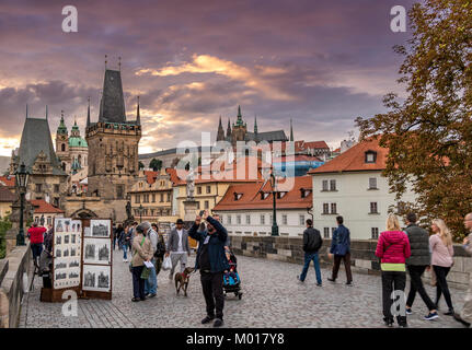 I turisti ed i visitatori di passeggiare sul Ponte Carlo al tramonto , la navigazione opera d'arte regali e souvenir sulla vendita di Praga , Repubblica Ceca Foto Stock