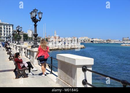 BARI, Italia - 28 Maggio 2017: la gente visita Lungomare boulevard a Bari, Italia. Bari è la città capitale della regione Puglia. Esso ha 326,799 abitanti Foto Stock