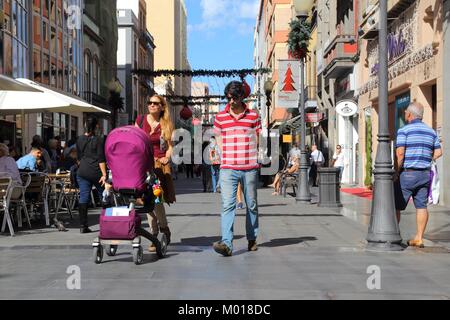 LAS PALMAS, Spagna - 30 novembre 2015: la gente visita Triana via dello shopping a Las Palmas de Gran Canaria, Spagna. Isole Canarie record era di 12,9 milioni di euro Foto Stock