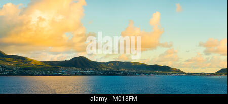 Vista panoramica di St Kitts dal mare durante l ora d'oro all'alba. Foto Stock