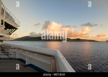 Vista di St Kitts dal ponte della nave da crociera con ponte di nave nell'immagine. Foto Stock