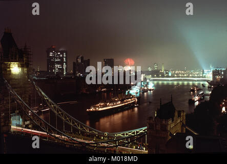 Il Royal Yacht Britannia ormeggiata nel pool di Londra sotto il Tower Bridge durante il Queens Silver celebrazioni giubilari. 1977 Foto Stock