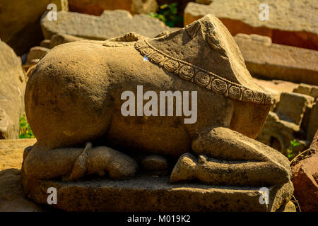 Rotto statua di Nandi, tempio indù rovine, Gwalior Madhya Pradesh, India Foto Stock