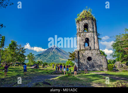 I turisti di visitare le rovine di Cagsawa, una settecentesca chiesa francescana distrutta nel 1814 eruzione del Vulcano Mayon, Albay, Bicol, Filippine. Foto Stock