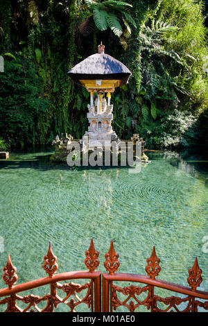 Santuario all'interno di stagno a Pura Gunung Kawi Sebatu, un tempio indù di Bali, Indonesia. Foto Stock