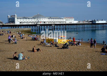 La spiaggia di Brighton durante l'estate Foto Stock