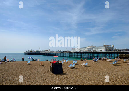 La spiaggia di Brighton durante l'estate Foto Stock