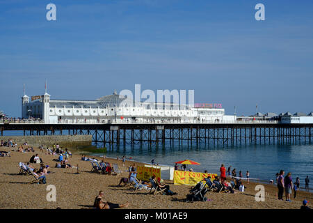 La spiaggia di Brighton durante l'estate Foto Stock