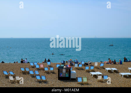 La spiaggia di Brighton durante l'estate Foto Stock