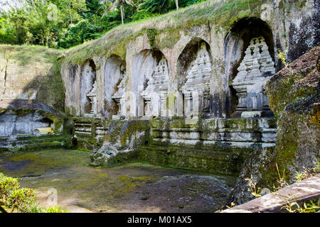 Rock-cut santuari dal gruppo di cinque, Gunung Kawi complesso in Tampaksiring, Bali, Indonesia. Foto Stock