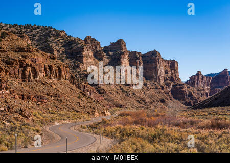 Avvolgimento su strada attraverso la scenic scogliere di arenaria di Nine Mile Canyon, chiamato la più lunga galleria d'arte del mondo, Utah, Stati Uniti d'America Foto Stock