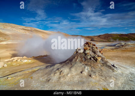 Il vapore proveniente da una fumarola o bocche vulcaniche a Hverarond in Islanda. Foto Stock