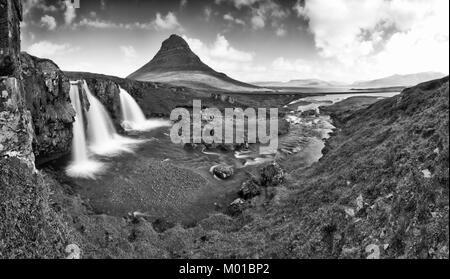 Bianco e nero panorama della cascata Kirkjufell con la famosa montagna in background. Foto Stock