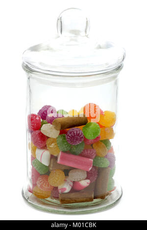 Vaso di vetro con caramelle colorate isolati su sfondo bianco Foto Stock