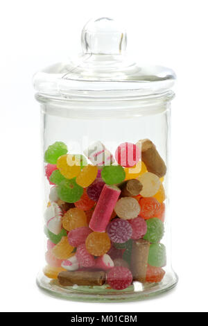 Vaso di vetro con caramelle colorate isolati su sfondo bianco Foto Stock