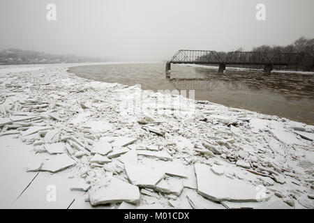 Congelati fiume Susquehanna banche di Harrisburg, PA su terreni innevati giorno d'inverno. Foto Stock