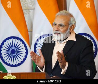 Primo Ministro indiano Narendra Modi indirizzi mediante conferenza video della cerimonia di apertura del XXII Festa Nazionale della Gioventù Gennaio 12, 2018 a New Delhi, India. Foto Stock